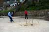 Gonzalo Soberón birlando cinco bolos en la bolera de San Miguel