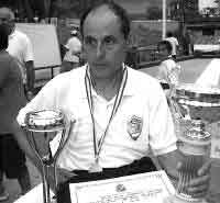 Victoriano Sobern con los trofeos