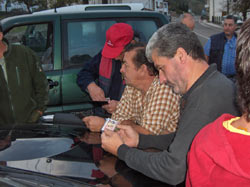 Benjamín y Santos a la hora de presentar la documentación ante la guardería. Más tarde, ambos demostraron que saben apuntar