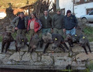 José Angel (1), Benjamín (1), Serafín, Abelín (2) y Jose Centeno con los ocho jabalís encima de la fuente de San Pedro