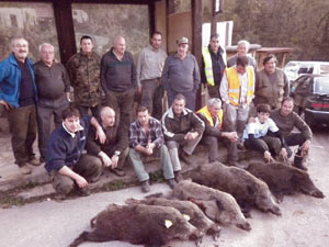 Algunos componentes de la cuadrilla 103 con los cinco jabals posando en San Pedro