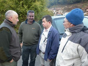 Cazadores de la cuadrilla 103 en San Pedro, comentando las incidencias de la jornada