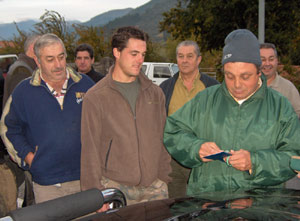 Algunos componentes de la cuadrilla 103 presentando las acreditaciones. En el centro, Lucio que luego matara dos jabals