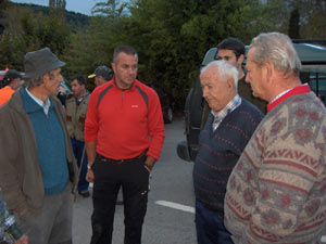 Tino, el jefe de la cuadrilla, dando instrucciones antes de comenzar la batida