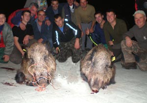 Algunos de los integrantes de la cuadrilla 31 posando con los dos "centenarios" jabalís