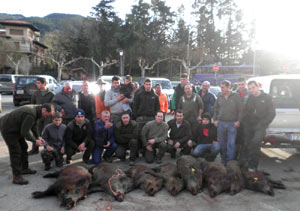 La cuadrilla 31 en la Serna de Potes con los ocho jabalís bajados días pasados de Arabedes (Foto de Nica)