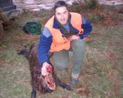 Basilio posando con el jabalí que mató