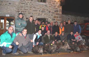 La cuadrilla 31 posando en La Viona con los cinco jabals cobrados