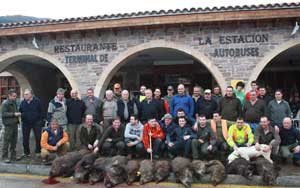 La cuadrilla 31 con uno de los cupos que hizo durante la reciente temporada