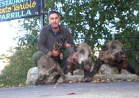 Posando con los tres jabalís que se mataron en la cacería