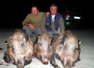 Elías y Tasín con los tres jabalís 