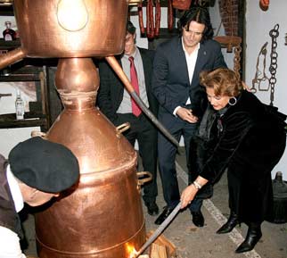Carmen Sevilla encendiendo  la alquitara