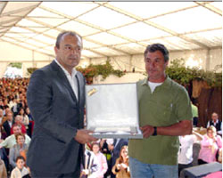 Tasín recibiendo el premio de manos del Consejero de Cultura, Turismo y Deportes