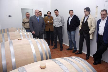 El Consejero de Desarrollo Rural, junto al Alcalde de Cillorigo y otras autoridades visitando la Bodega "Río Santo" en Esanos