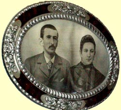 Mariano Cuevas junto a Sabina Cuevas en el da de su boda