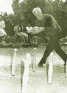 Angel Soberón jugando a los bolos en la bolera de San Miguel