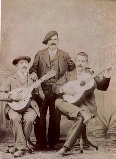 Mozos con guitarra y bandurria en una fotografía antigua