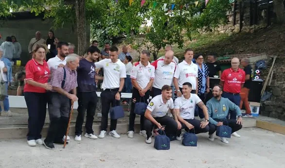Foto de grupo de los participantes y el homenajeado en la bolera de Pumareña